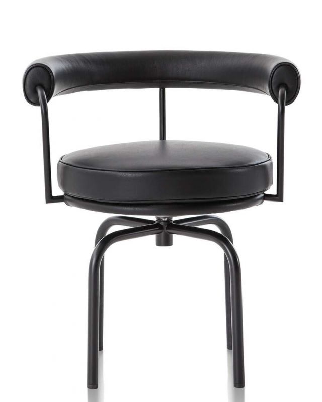 Schwarzer 7 Fauteuil Tournant Drehsessel von Cassina mit Lederbezug und Metallgestell, Frontansicht.